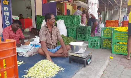 தோவாளையில் ஒரு கிலோ மல்லிகை பூ - ரூ.400-க்கு விற்பனை