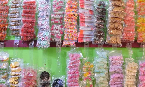 பெட்டிக்கடையில் மிட்டாய் திருடிய சிறுவர்களை கட்டி வைத்து தாக்குதல்: கடைக்காரர்-குடும்பத்தினர் மீது வழக்கு