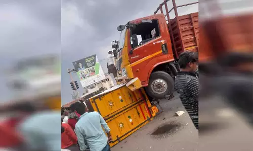 அவினாசி அருகே 2 வேன்கள் மோதல் - நிதி நிறுவனத்தினர் எடுத்து சென்ற போது விபத்து