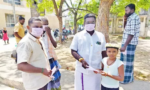 பொதுமக்களுக்கு இலவசமாக முகக்கவசம் வழங்கல்