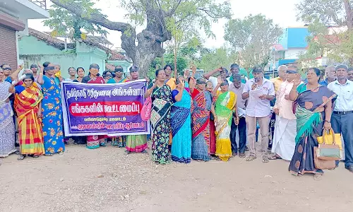 மயிலாடுதுறையில், சத்துணவு, அங்கன்வாடி ஓய்வூதியர்கள் ஆர்ப்பாட்டம்