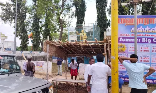 அம்பேத்கர் சிலையை மறைத்து வைக்கப்பட்டிருந்த போர்டுகள் அகற்றம்