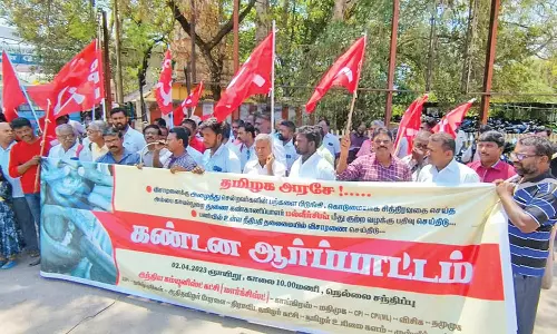 பற்களை பிடுங்கிய விவகாரம்: உதவி போலீஸ் சூப்பிரண்டை கைது செய்யக்கோரி அரசியல் கட்சிகள் ஆர்ப்பாட்டம்