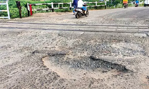 குண்டும் குழியுமான சாலையை சீரமைக்க வேண்டும்