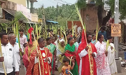 ஆத்தூரில் கிறிஸ்தவர்கள் குருத்தோலை பவனி