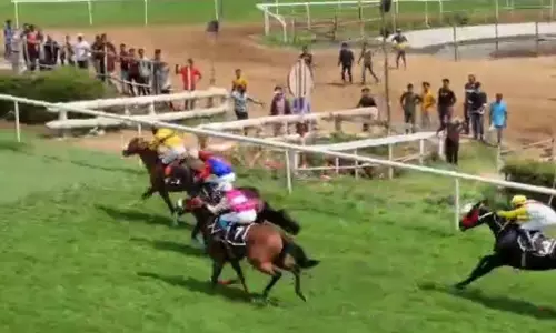 ஊட்டியில் குதிரை பந்தயம் தொடங்கியது