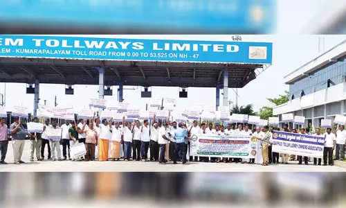 வைகுந்தம் சுங்கச்சாவடி முன்பு லாரி உரிமையாளர்கள் ஆர்ப்பாட்டம்