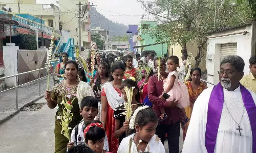 கிறிஸ்தவர்கள் குருத்தோலை ஏந்தி பவனி