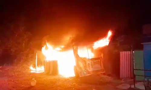 மின் விளக்கு அலங்கார கடையில் தீ விபத்து