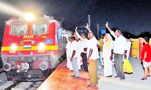 முதன்முதலாக மின்சார இயக்கத்தில் புறப்பட்ட செந்தூர் எக்ஸ்பிரஸ் ரெயிலுக்கு ஆறுமுகநேரியில் உற்சாக வரவேற்பு