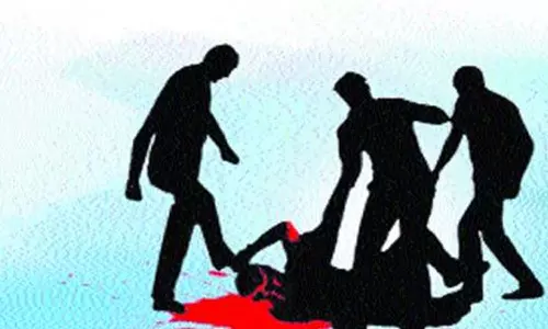 பேட்டையில் கல்லூரி மாணவியை தாக்கிய கும்பல்- தி.மு.க. பிரமுகர் உள்பட 4 பேர் மீது வழக்கு