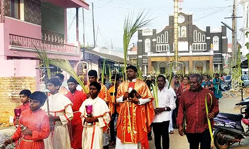 வள்ளியூர் புனித பாத்திமா அன்னை பேராலயத்தில் குருத்தோலை பவனி