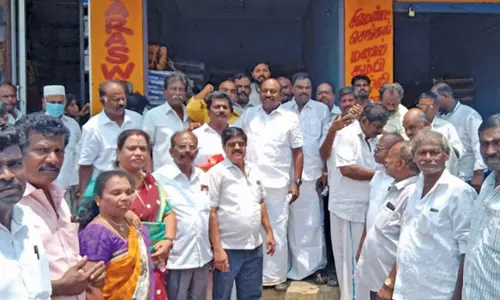 மணலி சேக்காடு வணிகர் சங்கத்தில் வணிகர் தினத்தை முன்னிட்டு கொடியேற்று விழா- விக்கிரமராஜா பங்கேற்பு