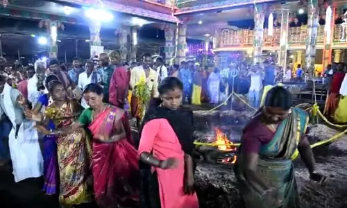குண்டம் இறங்க 2 நாட்களாக இடம் பிடித்து காத்திருக்கும் பக்தர்கள்