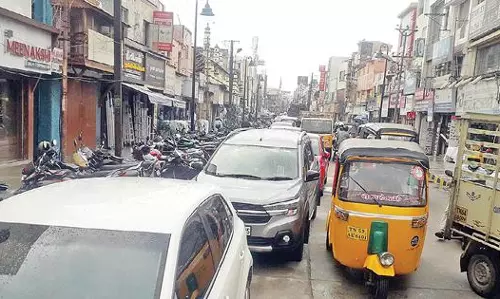 சாலையில் தாறுமாறாக வாகனங்கள் நிறுத்துவதால் காவேரிப்பட்டணத்தில் போக்குவரத்து பாதிப்பு