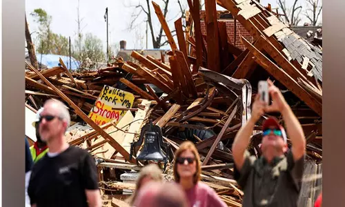 அமெரிக்காவில் சக்திவாய்ந்த புயலில் சிக்கி பலியானோர் எண்ணிக்கை 32  ஆக உயர்வு