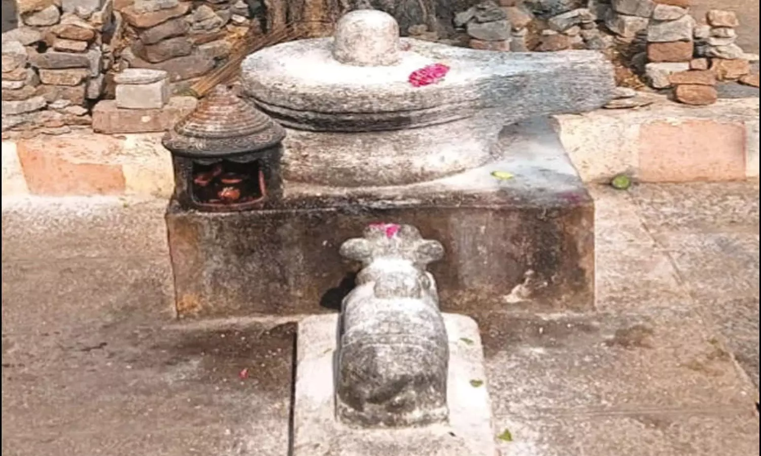 சங்கமேஸ்வரர் கோவிலில் பரிகாரத்துக்காக சிவலிங்கத்தையே தூக்கி சென்ற வியாபாரி சங்கமேஸ்வரர் கோவிலில் பரிகாரத்துக்காக சிவலிங்கத்தையே தூக்கி சென்ற வியாபாரி