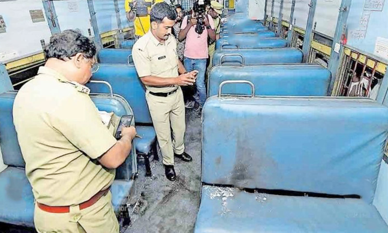 ஓடும் ரெயிலில் பயணி மீது தீ வைப்பு- குழந்தை உள்பட 3 பேர் உயிரிழப்பு