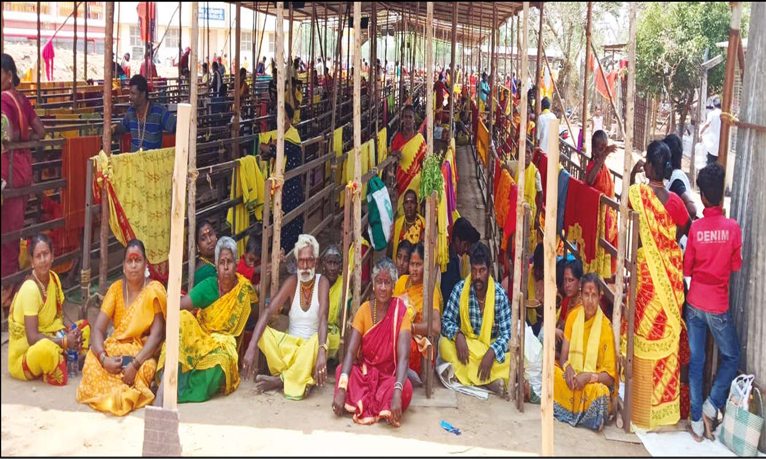 பண்ணாரி மாரியம்மன் கோவிலில் நாளை குண்டம் திருவிழா: வரிசையில் காத்திருக்கும் பக்தர்கள்