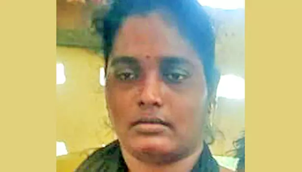 நெல்லை கலெக்டர் அலுவலகம் முன்பு 5 குழந்தைகளுடன் வந்து இளம்பெண் தீக்குளிக்க முயற்சி நெல்லை கலெக்டர் அலுவலகம் முன்பு 5 குழந்தைகளுடன் வந்து இளம்பெண் தீக்குளிக்க முயற்சி