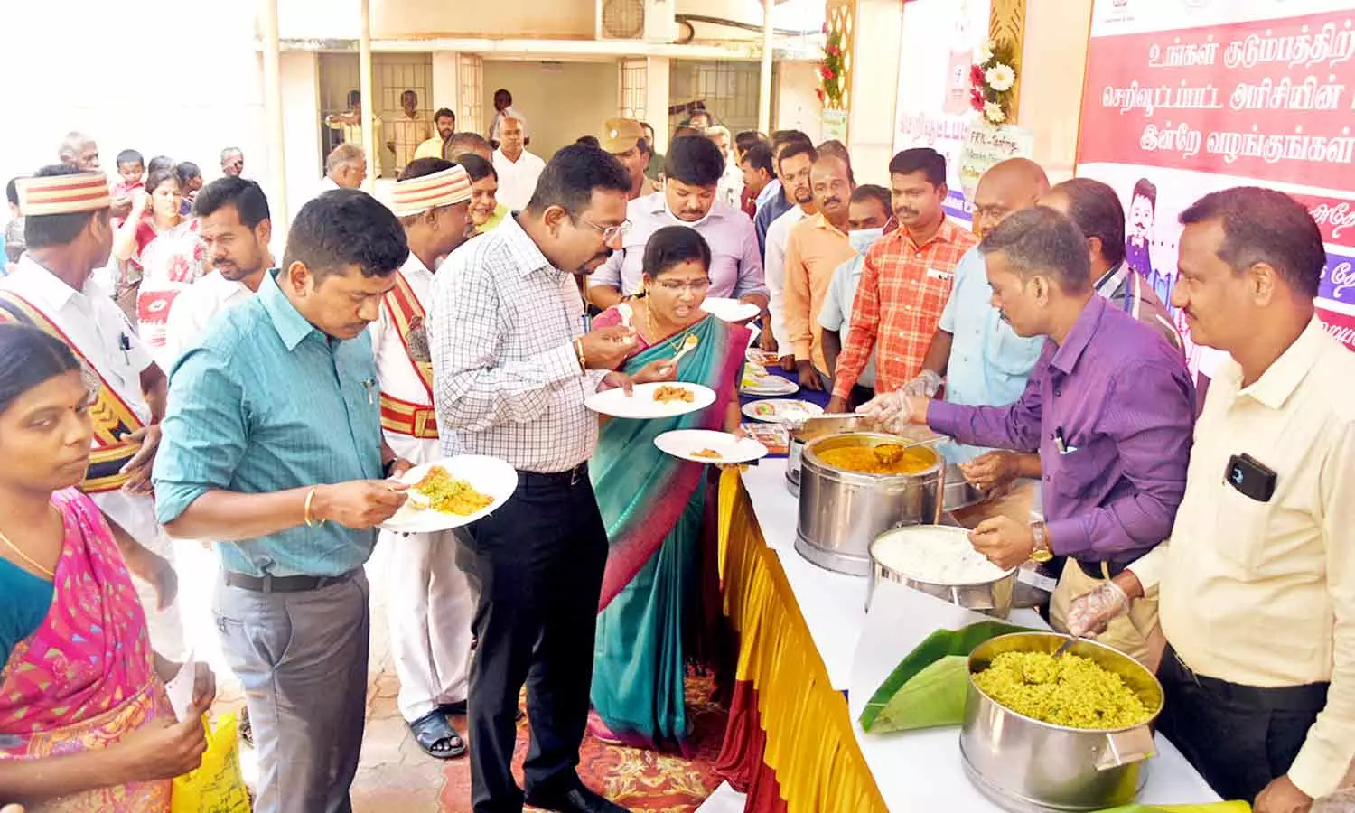 தஞ்சையில், செறிவூட்டப்பட்ட அரிசியால் தயாரான உணவை சாப்பிட்டு விழிப்புணர்வு ஏற்படுத்திய கலெக்டர் தஞ்சையில், செறிவூட்டப்பட்ட அரிசியால் தயாரான உணவை சாப்பிட்டு விழிப்புணர்வு ஏற்படுத்திய கலெக்டர்