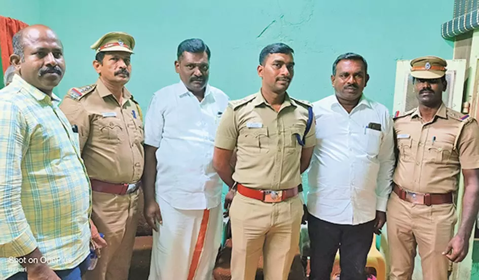 தென்திருப்பேரையில் தெருக்களில் கண்காணிப்பு  காமிராக்கள் பொருத்தம்