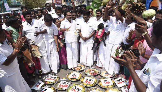 எடப்பாடி பழனிசாமி சந்திக்க சீர்வரிசையுடன் வந்த முன்னாள் அமைச்சர் விஜயபாஸ்கர் எடப்பாடி பழனிசாமி சந்திக்க சீர்வரிசையுடன் வந்த முன்னாள் அமைச்சர் விஜயபாஸ்கர்
