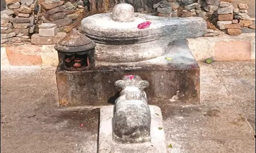 சங்கமேஸ்வரர் கோவிலில் பரிகாரத்துக்காக சிவலிங்கத்தையே தூக்கி சென்ற வியாபாரி