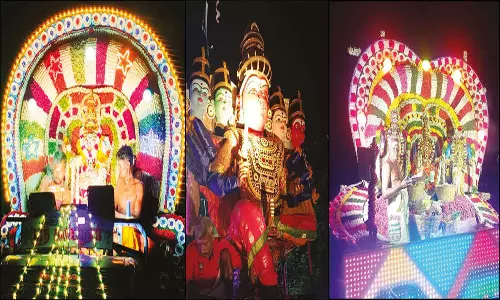 சமயபுரம் மாரியம்மன் கோவிலுக்கு பூக்களை எடுத்துச்சென்ற பக்தர்கள்