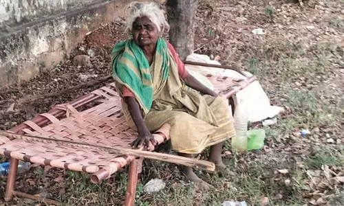 உறவினர்கள் கைவிட்டதால் ஆதரவின்றி தெருவில் தவிக்கும் மூதாட்டி