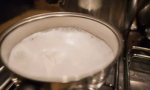 சமரசம் பேச சென்றவர் முகத்தில் கொதிக்கும் பாலை ஊற்றிய பெண்