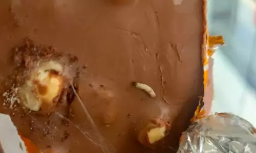 உளுந்தூர்பேட்டையில் டைரி மில்க் சாக்லேட்டில் புழு