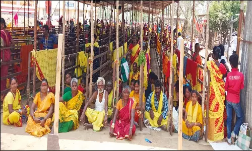 பண்ணாரி மாரியம்மன் கோவிலில் நாளை குண்டம் திருவிழா: வரிசையில் காத்திருக்கும் பக்தர்கள்