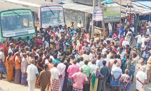 24 மணி நேரமும் மது விற்பனை நடைபெறும் சந்து கடைகளை மூடக்கோரி மறியல்