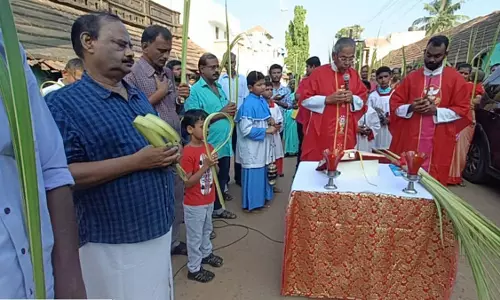 ஏலாக்குறிச்சியில் குருத்தோலை பவனி