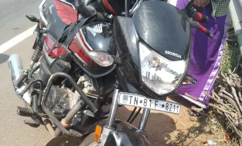 சாலையின் தடுப்பில் மோதி ெரயில்வே ஊழியர் பலி