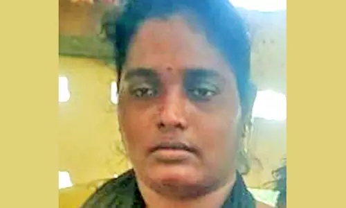 நெல்லை கலெக்டர் அலுவலகம் முன்பு 5 குழந்தைகளுடன் வந்து இளம்பெண் தீக்குளிக்க முயற்சி