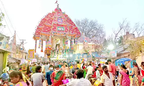 திருவிழா முடிந்தும் ஆழித்தேரை காண திரண்ட பொதுமக்கள்