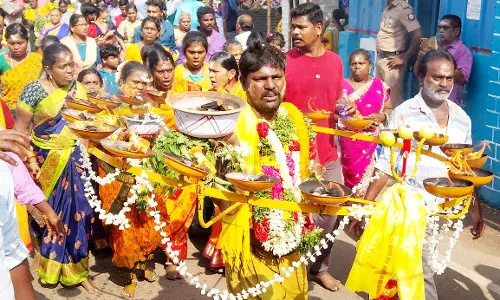 பக்தர்கள் அக்னி சட்டி எடுத்து நேர்த்திக்கடன்