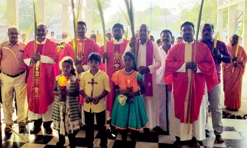 சாயல்குடியில் குருத்தோலை பவனி