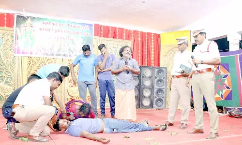 தஞ்சையில், தலைக்கவசம், உயிர்க்கவசம் விழிப்புணர்வு நாடகம்