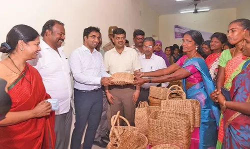 மகளிர் சொந்த காலில் நின்று சமூக பொருளாதாரத்தில் உயர்ந்தால் தான் பெண் விடுதலையை அடைய முடியும் -  கனிமொழி எம்.பி. பேச்சு