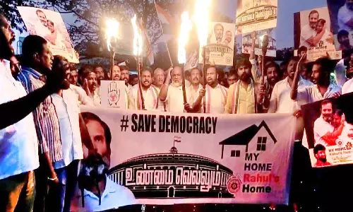 கொட்டும் மழையில் காங்கிரசார் தீப்பந்தம் ஏந்தி ஆர்ப்பாட்டம்