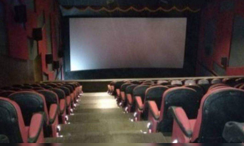 மது குடித்து விட்டு வந்ததாக கூறி அனுமதி மறுப்பு: தியேட்டரில் ரசிகர்கள்-பணியாளர்கள் மோதல்