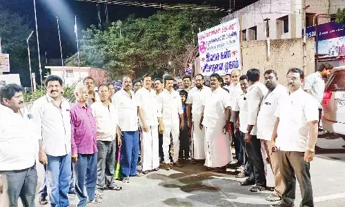 நெடுஞ்சாலையில் அமைக்கப்பட்டிருந்த இரும்பு தடுப்புகள் அகற்றம்