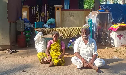 புதுவை அருகே பெற்றோரை வீட்டுக்குள் அனுமதிக்காமல் வீட்டை பூட்டிச் சென்ற மகன்