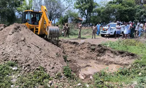மேட்டுப்பாளையம் அருகே  குழி தோண்டி பொதுமக்கள் போராட்டம்