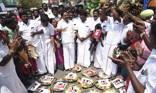எடப்பாடி பழனிசாமி சந்திக்க சீர்வரிசையுடன் வந்த முன்னாள் அமைச்சர் விஜயபாஸ்கர்