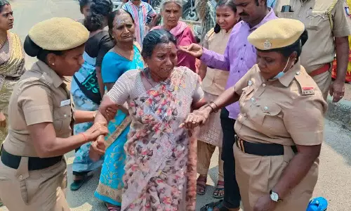 பொய் வழக்கில் கணவனை கைது செய்ததாக திருப்பூர் கலெக்டர் அலுவலகத்தில் பெண் தீக்குளிக்க முயற்சி