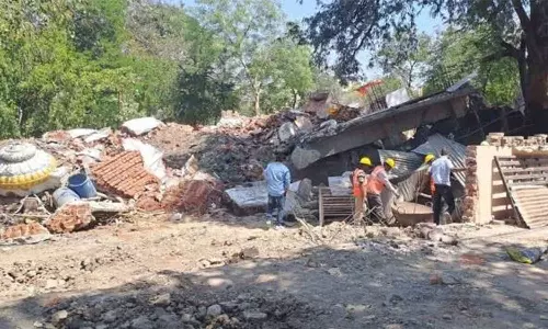 36 பக்தர்கள் உயிரை பறித்த கிணறு..  கோவில் கட்டுமானம் இடித்து அகற்றம்